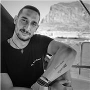 Chitarrista e cantante con anni di esperienza nella musica di strada e nell' insegnamento. Lezioni per intermedi e principianti